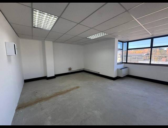 105M² SHOWROOM TO LET IN KRAMERVILLE